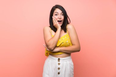 Izole duvar üzerinde genç Meksikalı kadın şaşırttı ve doğru bakarken şok