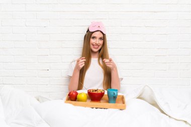 Kahvaltı puan parmak ile sabahlık genç kadın size parmak