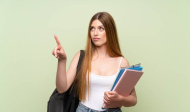 Şeffaf ekrana dokunarak izole yeşil arka plan üzerinde genç öğrenci kadın