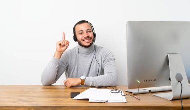 Telemarketer Kolombiyalı adam gösteren ve en iyi işareti bir parmak kaldırma