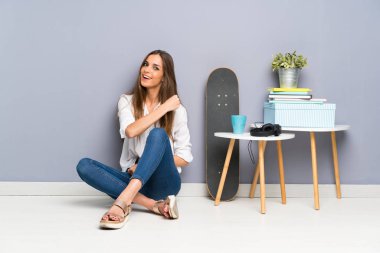 Genç kadın bir zaferini kutluyor katta oturan