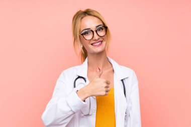 Genç sarışın doktor kadın verir bir thumbs yukarı jest