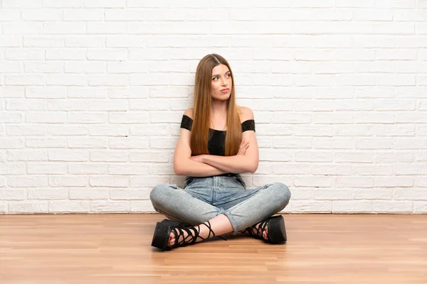 Mujer Joven Sentada Suelo Pensando Una Idea —  Fotos de Stock