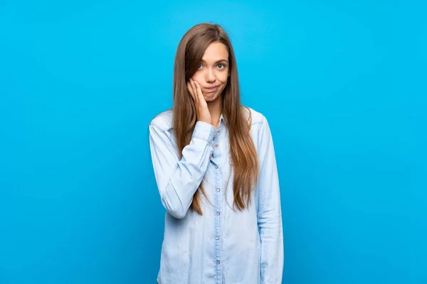 Jovem Mulher Sobre Fundo Azul Isolado Surpreendido Chocado Enquanto Olha — Fotografia de Stock