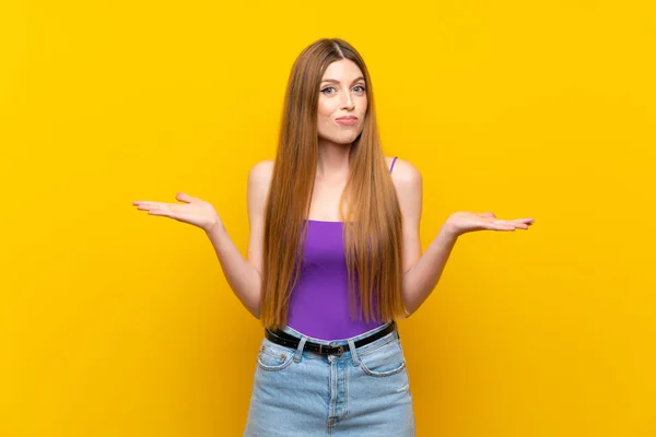 Jeune Femme Sur Fond Jaune Isolé Ayant Des Doutes Tout — Photo