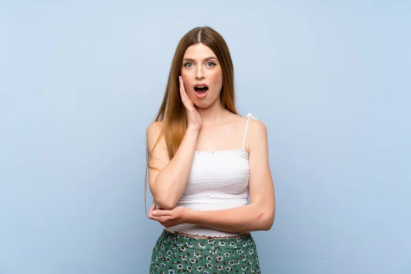 Young Woman Isolated Blue Background Surprised Shocked While Looking Right — Stock Photo, Image