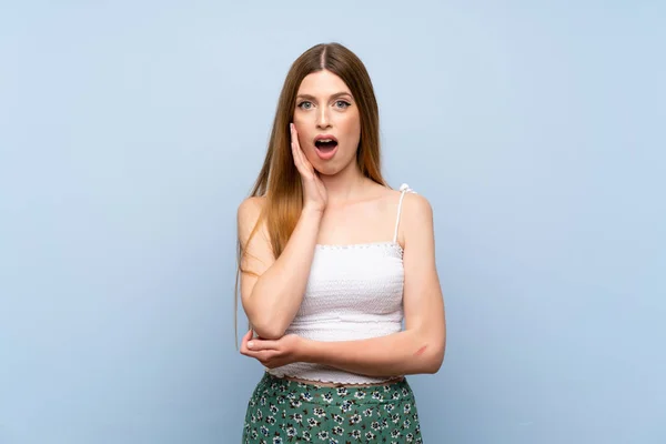 Jovem Mulher Sobre Fundo Azul Isolado Surpreendido Chocado Enquanto Olha — Fotografia de Stock