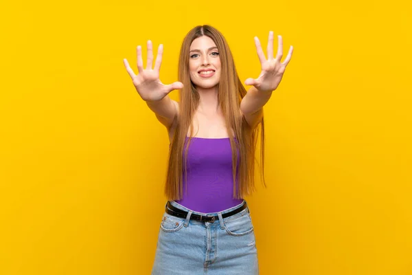 Νεαρή Γυναίκα Πάνω Από Απομονωμένο Κίτρινο Φόντο Μετρώντας Δέκα Δάχτυλα — Φωτογραφία Αρχείου