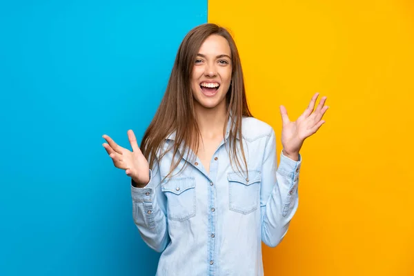 Jonge Vrouw Kleurrijke Achtergrond Ongelukkig Gefrustreerd Met Iets — Stockfoto