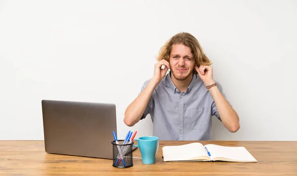 Uomo Biondo Con Computer Portatile Frustrato Coprendo Orecchie — Foto Stock