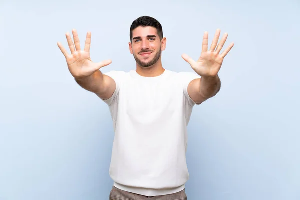 Caucásico Guapo Hombre Sobre Aislado Azul Fondo Contando Diez Con — Foto de Stock