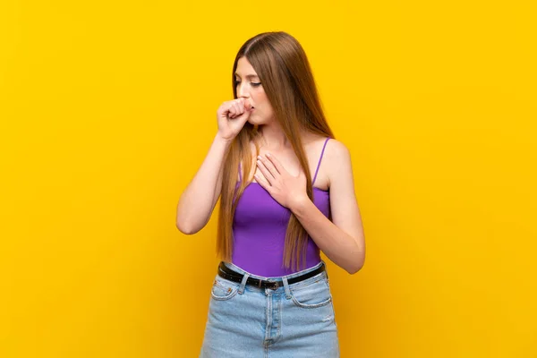 Mladá Žena Izolovaném Žlutém Pozadí Trpí Kašlem Cítí Špatně — Stock fotografie