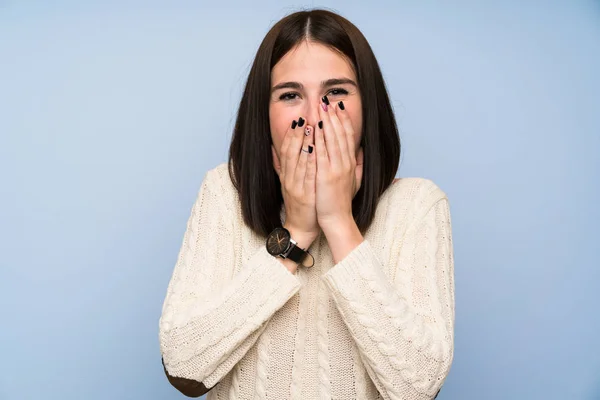 Mladá Žena Izolované Modré Stěně Překvapením Tváře — Stock fotografie