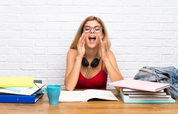 Adolescente Estudiante Chica Interior Gritando Anunciando Algo — Foto de Stock