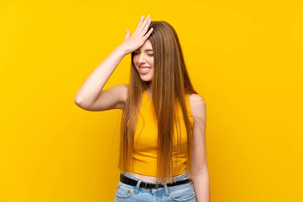 Jovem Sobre Fundo Amarelo Isolado Com Dúvidas Com Expressão Facial — Fotografia de Stock