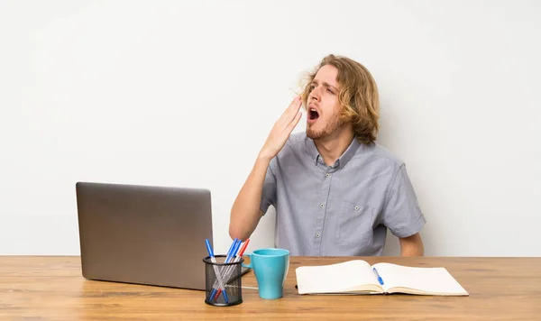 Blonde Man Met Een Laptop Geeuwen Bedekt Brede Open Mond — Stockfoto