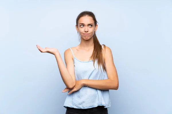 Jonge Vrouw Geïsoleerde Blauwe Achtergrond Ongelukkig Voor Niet Iets Begrijpen — Stockfoto