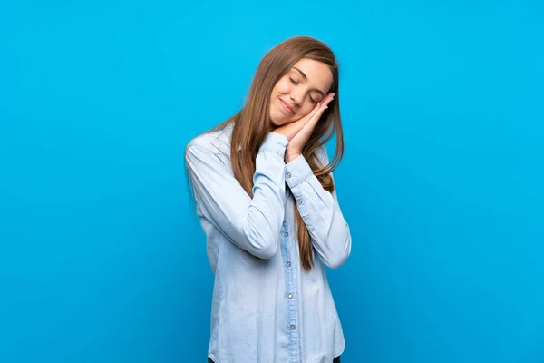 Mujer Joven Sobre Fondo Azul Aislado Haciendo Gesto Sueño Expresión — Foto de Stock