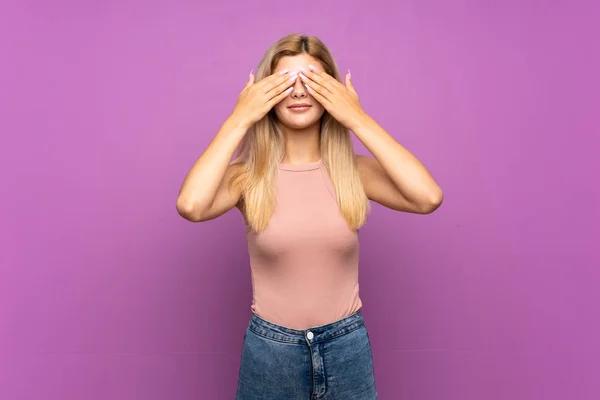 Menina Adolescente Sobre Isolado Fundo Roxo Cobrindo Olhos Por Mãos — Fotografia de Stock