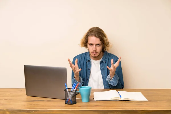 Homem Loiro Com Laptop Infeliz Frustrado Com Algo — Fotografia de Stock