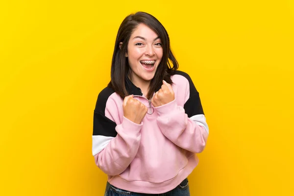 Joven Mexicana Sobre Fondo Amarillo Aislado Celebrando Una Victoria —  Fotos de Stock