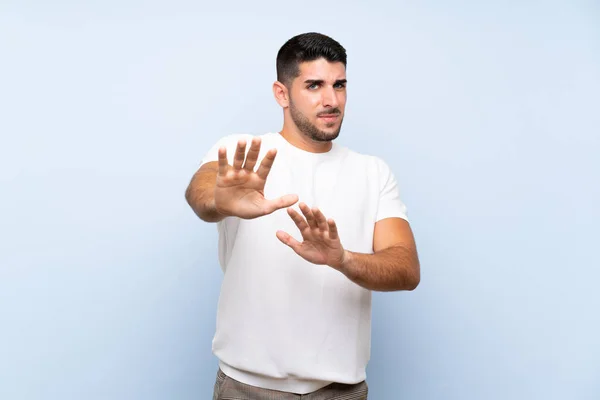 Caucásico Guapo Hombre Sobre Aislado Azul Fondo Nervioso Estiramiento Manos — Foto de Stock