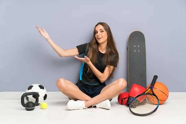 Joven Mujer Deportiva Sentada Suelo Extendiendo Las Manos Lado Para —  Fotos de Stock