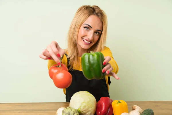 Happy Younng blond kobieta z dużą ilością warzyw — Zdjęcie stockowe