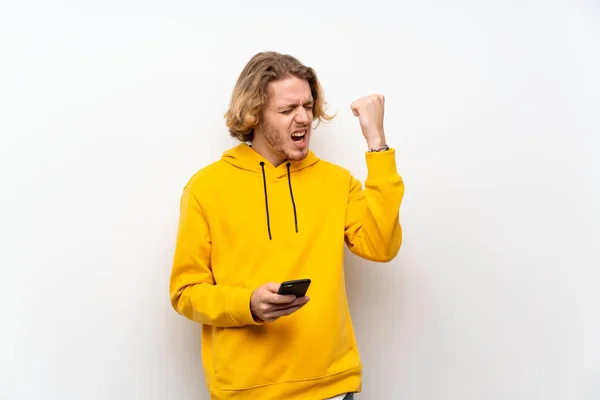 Homem Loiro Com Camisola Sobre Parede Branca Com Telefone Posição — Fotografia de Stock