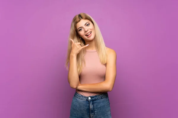 Teenager Girl Isolated Purple Background Making Phone Gesture Call Back — Stock Photo, Image