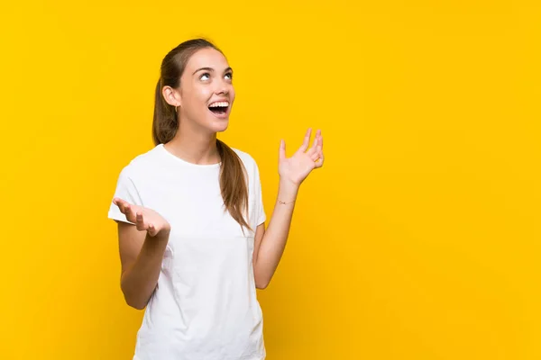 Jovem Mulher Sobre Fundo Amarelo Isolado Com Expressão Facial Surpresa — Fotografia de Stock