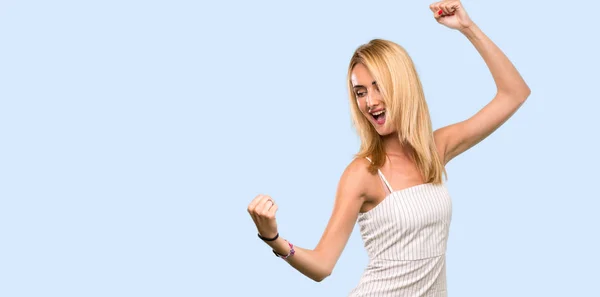 Young Blonde Woman Celebrating Victory Isolated Blue Background — Stock Photo, Image