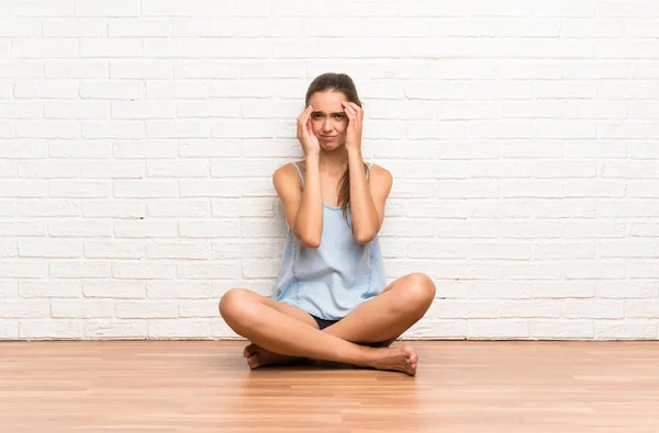 Jonge Vrouw Zittend Vloer Ongelukkig Gefrustreerd Met Iets Negatieve Gezichtsuitdrukking — Stockfoto