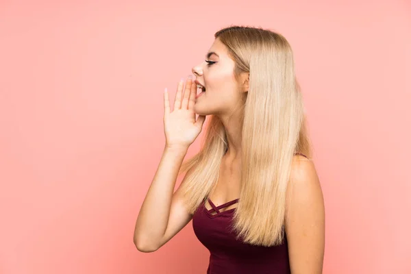 Teenager Κορίτσι Πάνω Από Απομονωμένο Ροζ Φόντο Φωνάζοντας Στόμα Ορθάνοιχτο — Φωτογραφία Αρχείου