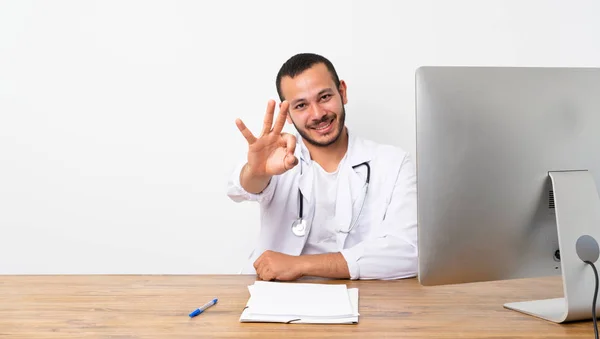 Doktor Kolumbijski Człowiek Szczęśliwy Licząc Trzy Palcami — Zdjęcie stockowe