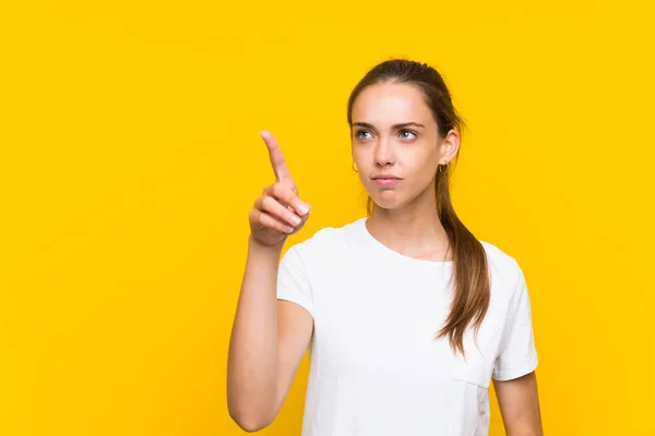 Giovane Donna Sfondo Giallo Isolato Toccando Sullo Schermo Trasparente — Foto Stock