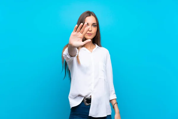 Mujer Joven Sobre Fondo Azul Aislado Haciendo Gesto Parada — Foto de Stock