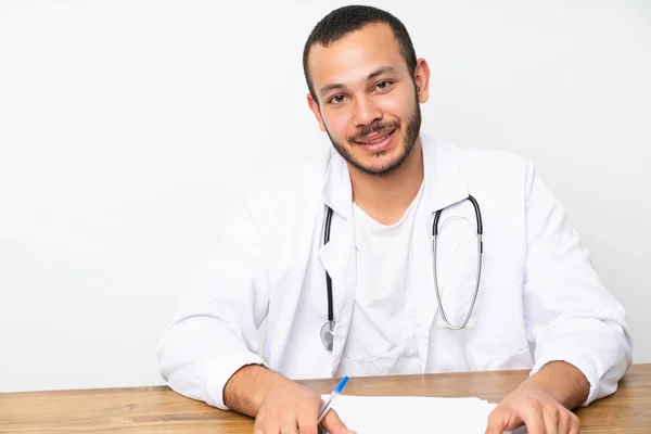 Doktor Kolombiyalı Adam Bir Masada Bakıyoruz — Stok fotoğraf