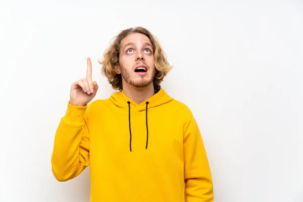 Hombre Rubio Con Sudadera Sobre Pared Blanca Con Intención Realizar —  Fotos de Stock