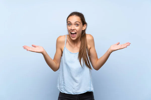 Mujer Joven Sobre Fondo Azul Aislado Con Expresión Facial Impactada —  Fotos de Stock