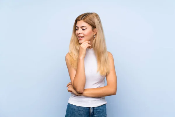 Adolescente Chica Sobre Aislado Fondo Azul Con Gafas Sorprendido — Foto de Stock