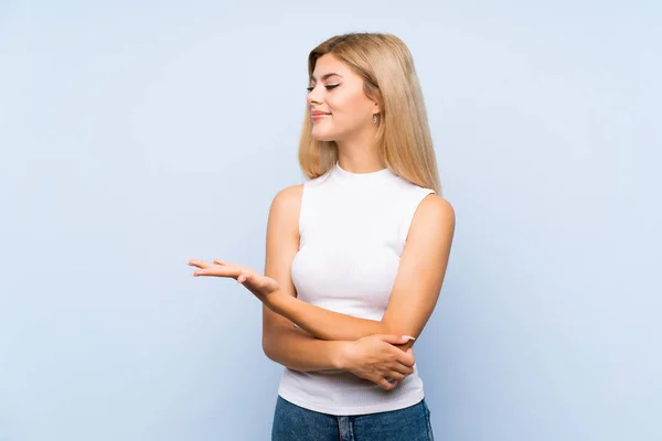 Adolescente Chica Sobre Aislado Azul Fondo Sufriendo Dolor Hombro Por — Foto de Stock