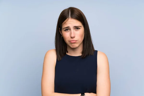 Giovane Donna Oltre Isolato Muro Blu Triste — Foto Stock