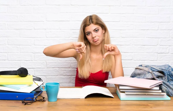 Tonåring Student Flicka Inomhus Visar Tummen Ner — Stockfoto