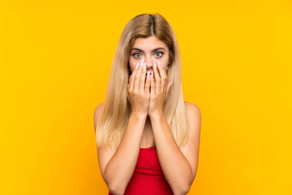 Adolescente Chica Sobre Aislado Amarillo Fondo Con Sorpresa Facial Expresión — Foto de Stock