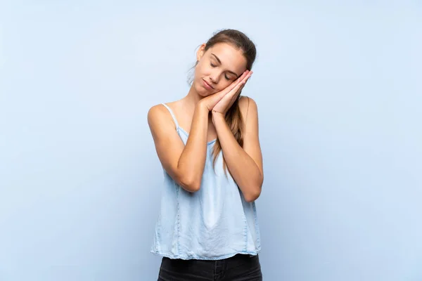 Junge Frau Über Isoliertem Blauem Hintergrund Macht Schlafende Geste Dorable — Stockfoto