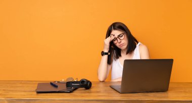 Yorgun ve hasta ifade ile bir ofiste iş kadını