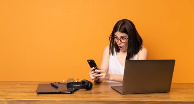 İş kadını bir ofiste şaşırttı ve ileti gönderme