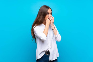 Ağız kapsayan izole mavi arka plan üzerinde genç kadın ve yan bakıyor