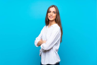 Kollarını kavuşturup ileriye bakan, soyutlanmış, mavi bir geçmişi olan genç bir kadın.